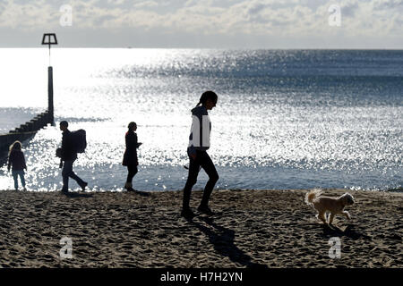 Bournemouth, Dorest, UK. 05th Nov, 2016. People enjoy the sunshine on Bournemouth beach, Dorset, UK Credit:  Dorset Media Service/Alamy Live News Stock Photo