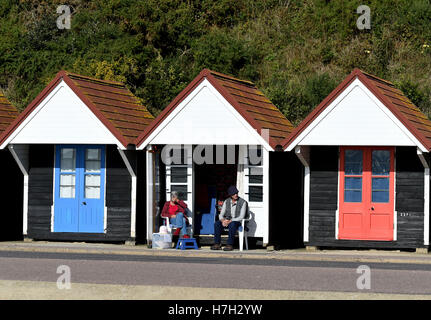 Bournemouth, Dorest, UK. 05th Nov, 2016. A couple in the sunshine on Bournemouth seafront, Dorset, UK Credit:  Dorset Media Service/Alamy Live News Stock Photo