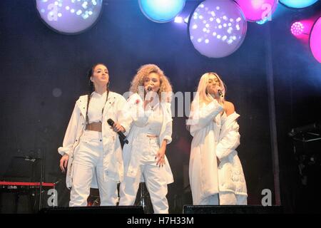 Manchester, UK. 04th Nov, 2015. M.O (Modus Operandi) Preforming live at Manchester Christmas lights switch on 2016. Credit:  Peter Simpson/Alamy Live News Stock Photo