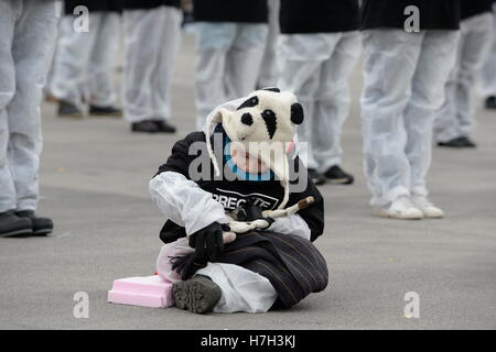 Vienna, Austria. 5thNovember, 2016. 600 men were stationed and kept a dead animal in their arms for an hour, The dead animals are chemically treated and cooled, so do not smell. Credit:  Franz Perc/Alamy Live News Stock Photo