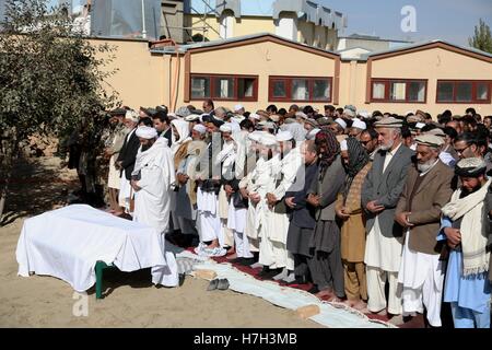 Kabul, Afghanistan. 5th Nov, 2016. Family members and relatives offer funeral prayers for the body of Nematullah Zaheer, an Afghan journalist who was killed in a roadside bomb in the southern Helmand province on Friday, in Kabul, capital of Afghanistan, Nov. 5, 2016. Credit:  Rahmat Alizadah/Xinhua/Alamy Live News Stock Photo