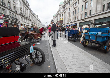 London UK. 5th November 2016. Large crowds attend the Regents Street Motor Show with vintage cars with classic cars from the past on display Credit:  amer ghazzal/Alamy Live News Stock Photo