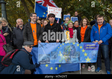 Richmond, London, UK. 05th Nov, 2016. Sarah Olney (in red scarf), the Liberal Democrats candidate for the Richmond Park and North Kingston by-election Stock Photo