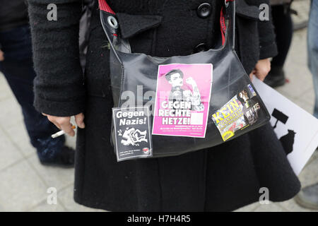Berlin, Germany. 5th Nov, 2016. An activist taking part in a counterdemonstration against the planned rally of right-wing populist and right-wing extremist groups near the German chancellery building on Washingtonplatz square wears a handbag with stickers reading 'Against Nazis!', 'Against right-wing hate speech' and 'Not a foot-wide for fascists' in Berlin, Germany, 5 November 2016. The SPD in Berlin called for this counterdemonstration. PHOTO: JOERG CARSTENSEN/dpa/Alamy Live News Stock Photo
