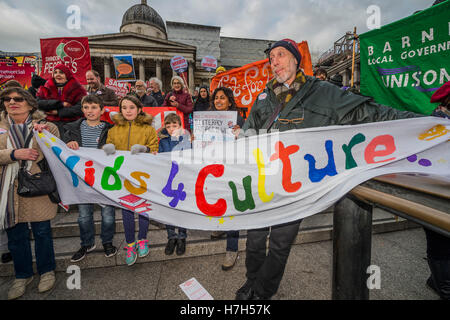 London, UK. 05th Nov, 2016. Llibrary campaigners, arts and culture lovers and museum and gallery workers stage a national demonstration, supported by PCS and Unite, in London against cuts to our sector. The march went from the British Library to trafalgar Square, where their were speaches. Credit:  Guy Bell/Alamy Live News Stock Photo