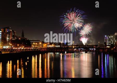 Glasgow, Scotland, UK, 5th, November, 2016. The fireworks display in Glasgow Green were watched by spectators on bridges along the River Clyde. Stock Photo