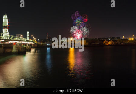 Poole, Dorset, UK. 5th Nov, 2016. Fireworks on Poole Quay for bonfire night taken by the Twin Sails Bridge crossing Poole Harbour. Credit:  Carolyn Jenkins/Alamy Live News Stock Photo