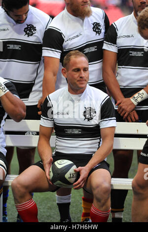 London, UK. 05th Nov, 2016. Andrew Ellis (Barbarians Scrum-half. Kobelco Steelers, New Zealand) holding the ball as the team gathers for a group shot prior to their match against South Africa for the Killik Cup at Wembley Stadium, London, UK. The match was a closely fought draw in the end, 31-31. The match was the invitational side's first appearance at Wembley since the Olympic Centenary match against Australia in 2008 and only the eighth time that they have played the Springboks since 1952. While South Africa is a national team, the Barbarians have no home ground or clubhouse. © Michael Pres Stock Photo