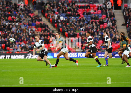 London, UK. 05th Nov, 2016. Barbarian and South African players chasing the ball during a closely during a closely fought match for the Killik Cup at Wembley Stadium, London, UK. The match ended in a draw, 31-31. The match was the invitational side's first appearance at Wembley since the Olympic Centenary match against Australia in 2008 and only the eighth time that they have played the Springboks since 1952. Players are, L to R: Matt Faddes (Barbarians Centre. Highlanders, New Zealand) Jesse Kriel (South Africa Centre/Fullback), Seta Tamanivalu (Barbarians Centre. © Michael Preston/Alamy Live Stock Photo