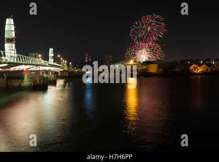 Poole, Dorset, UK. 5 November 2016. Fireworks on Poole Quay for bonfire night taken by the Twin Sails Bridge Credit:  Carolyn Jenkins/Alamy Live News Stock Photo