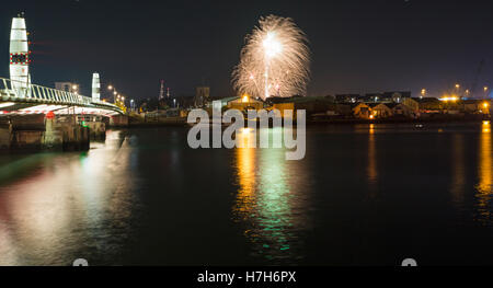 Poole, Dorset, UK. 5 November 2016. Fireworks on Poole Quay for bonfire night taken by the Twin Sails Bridge crossing Poole Harbour. Credit:  Carolyn Jenkins/Alamy Live News Stock Photo