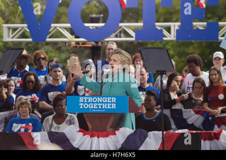 Pembroke Pines, USA. 05th Nov, 2016. Presidential Candidate Hillary Clinton speaking to her rain soaked supporters at C.B. Smith Park, Pembroke Pines, FL - November 5, 2016 Credit:  The Photo Access/Alamy Live News Stock Photo