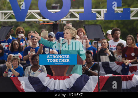 Pembroke Pines, USA. 05th Nov, 2016. Presidential Candidate Hillary Clinton speaking to her rain soaked supporters at C.B. Smith Park, Pembroke Pines, FL - November 5, 2016 Credit:  The Photo Access/Alamy Live News Stock Photo