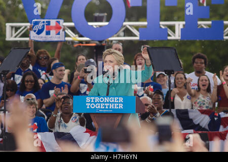 Pembroke Pines, USA. 05th Nov, 2016. Presidential Candidate Hillary Clinton speaking to her rain soaked supporters at C.B. Smith Park, Pembroke Pines, FL - November 5, 2016 Credit:  The Photo Access/Alamy Live News Stock Photo