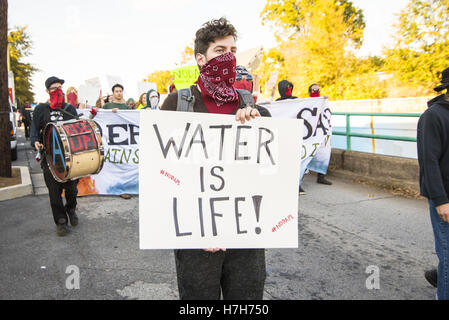 Atlanta, GA, USA. 4th Nov, 2016. About 75 protesters in Atlanta march to express solidarity with the Standing Rock Sioux tribe in the their opposition to the Dakota Access Pipeline that is being constructed in North Dakota. The protesters occupied a CSX railroad line for five hours until disbursed by police. © Steve Eberhardt/ZUMA Wire/Alamy Live News Stock Photo