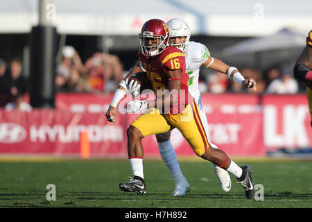 Los Angeles, CA, US, USA. 5th Nov, 2016. November 5, 2016: USC Trojans running back Dominic Davis (16) finds a nice hole for a good gain as the Trojans march up and down the field for a dominant first quarter in the game between the Oregon Ducks and the USC Trojans, The Coliseum in Los Angeles, CA. Peter Joneleit/ Zuma Wire © Peter Joneleit/ZUMA Wire/Alamy Live News Stock Photo