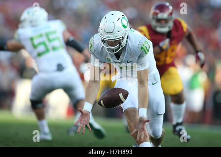Los Angeles, CA, US, USA. 5th Nov, 2016. November 5, 2016: Oregon Ducks quarterback Justin Herbert (10) tried to pick up the fumbled snap in the game between the Oregon Ducks and the USC Trojans, The Coliseum in Los Angeles, CA. Peter Joneleit/ Zuma Wire © Peter Joneleit/ZUMA Wire/Alamy Live News Stock Photo