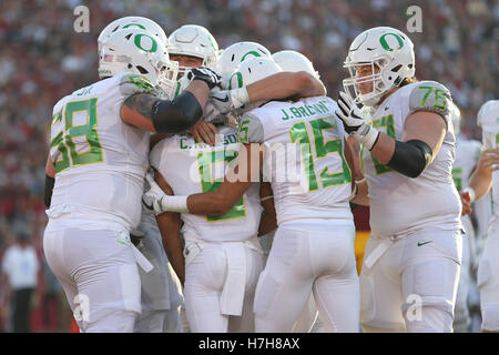 Los Angeles, CA, US, USA. 5th Nov, 2016. November 5, 2016: Oregon players celebrate a touchdown in the game between the Oregon Ducks and the USC Trojans, The Coliseum in Los Angeles, CA. Peter Joneleit/ Zuma Wire © Peter Joneleit/ZUMA Wire/Alamy Live News Stock Photo