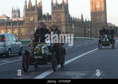 London UK. 6th November 2016. Hundreds of pre 1905 Vintage cars pass over Westminster bridge in the early morning as they set on the 120th edition of the London to Brighton  traditional veteran car run, the longest-running motoring event in the world first run was in 1896, and which has taken place most years since its initial revival in 192 Credit:  amer ghazzal/Alamy Live News Stock Photo