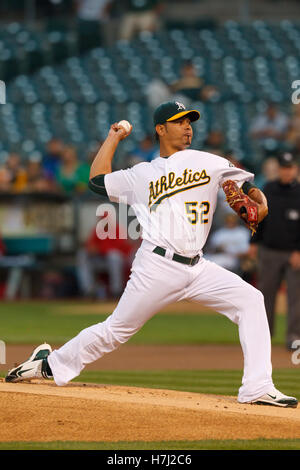 Guillermo Moscoso pitcher abridor por Colorado..Partido de la MLB Rockies  de Colorado vs Padres de San Diego en el Kino Veterans Memorial Stadium  Stock Photo - Alamy