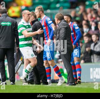 Celtic's Scott Brown speaks to manager Brendan Rodgers during the Ladbrokes Scottish Premiership match at Celtic Park, Glasgow. PRESS ASSOCIATION Photo. Picture date: Saturday November 5, 2016. See PA story SOCCER Celtic. Photo credit should read: Jeff Holmes/PA Wire. EDITORIAL USE ONLY Stock Photo