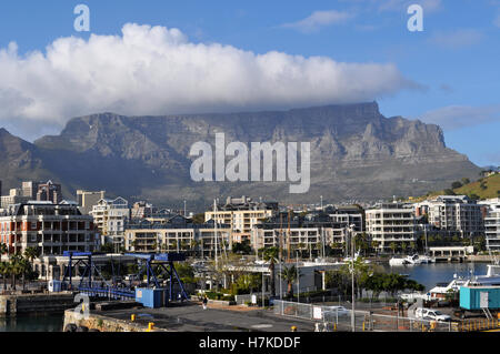 South Africa: the Table Mountain, flat-topped mountain became the symbol of Cape Town, seen from the harbour and pier of Victoria & Alfred Waterfront Stock Photo
