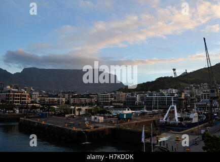 South Africa: sunrise on the Table Mountain, a flat-topped mountain became the symbol of Cape Town seen from Victoria & Alfred Waterfront Stock Photo