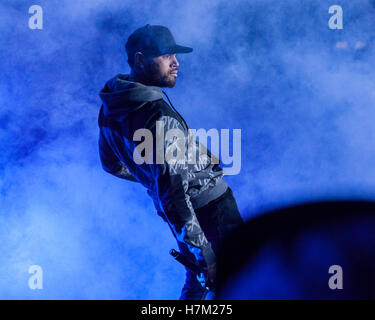 Los Angeles, California, USA. 5th Nov, 2016. Chris Brown performs at The Real Show 2016 presented by Real 92.3 at The Forum in Los Angeles, Ca Credit:  The Photo Access/Alamy Live News Stock Photo