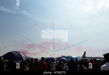 Zhuhai, China's Guangdong Province. 6th Nov, 2016. Audience view the performance during the 11th China International Aviation and Aerospace Exhibition in Zhuhai, south China's Guangdong Province, Nov. 6, 2016. The six-day airshow ended on Sunday. © Jia Yuchen/Xinhua/Alamy Live News Stock Photo