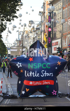 Oxford Street, London, UK. 6th November 2016. Entertainments on Oxford Street before the switching on of the Christmas lights. Credit:  Matthew Chattle/Alamy Live News Stock Photo