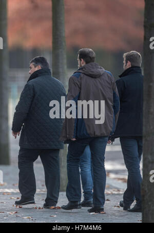 Berlin, Germany. 6th Nov, 2016. SPD chairman Sigmar Gabriel (l) and his security forces walking to the summit meeting of the coalition parties at the chancellery in Berlin, Germany, 6 November 2016. One topic of the meeting is the search for a candidate for the next president. PHOTO: PAUL ZINKEN/dpa/Alamy Live News Stock Photo