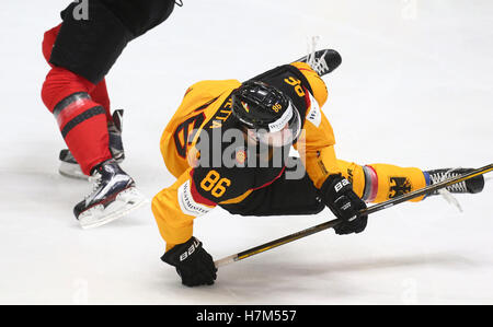 Augsburg, Germany. 6th Nov, 2016. Germany's Maximilian Kastner falls during the Germany Cup ice hockey match between Germany and Canada in Augsburg, Germany, 6 November 2016. PHOTO: KARL-JOSEF HILDENBRAND/dpa/Alamy Live News Stock Photo