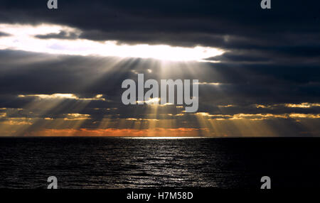 Brighton Sussex, UK. 6th Nov, 2016. Sunlight dramatically breaks through the clouds at sunset over Brighton after another beautiful Autumn day in the south of Britain Credit:  Simon Dack/Alamy Live News Stock Photo