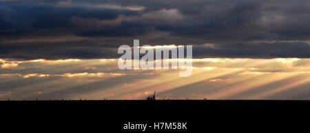 Brighton Sussex, UK. 6th Nov, 2016. Sunlight dramatically breaks through the clouds at sunset over the Rampion wind farm off Brighton after another beautiful Autumn day in the south of Britain Credit:  Simon Dack/Alamy Live News Stock Photo