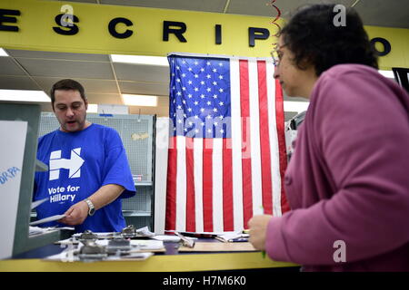 Lancaster, Pennsylvania, USA. 5th Nov, 2016. NANCY SCHMEICHEL (right) is phone captain at a campaign headquarters in Lancaster, PA. The Keystone state is considered a mayor battleground in the 2016 US General Elections. © Bastiaan Slabbers/ZUMA Wire/Alamy Live News Stock Photo