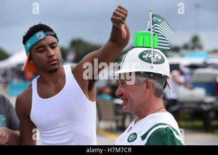 Miami Gardens, FL, USA. 6th Nov, 2016. Dolphins fans get ready for the game against the Jets. Miami Dolphins vs. New York Jets. Hard Rock Stadium, Miami Gardens, FL. 11/6/16. Staff Photographer Jim Rassol Credit:  Sun-Sentinel/ZUMA Wire/Alamy Live News Stock Photo