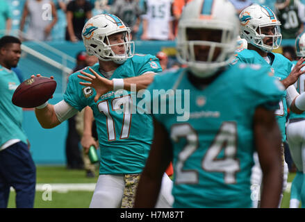 Miami Gardens, FL, USA. 6th Nov, 2016. Miami Dolphins quarterback Ryan Tannehill (17) warm up before the game against the Jets. Miami Dolphins vs. New York Jets. Hard Rock Stadium, Miami Gardens, FL. 11/6/16. Staff Photographer Jim Rassol Credit:  Sun-Sentinel/ZUMA Wire/Alamy Live News Stock Photo