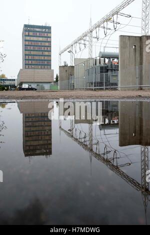 Chvaletice, Czech Republic. 05th Nov, 2016. Coal-fired power plant Elektrarna Chvaletice has open house, in Chvaletice, Czech Republic, November 5, 2016. Visitors were provided info on progress in modernisation of units 3 and 4 for around Kc3bn and were able to see technologies otherwise not presented to public. © Josef Vostarek/CTK Photo/Alamy Live News Stock Photo