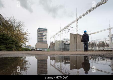 Chvaletice, Czech Republic. 05th Nov, 2016. Coal-fired power plant Elektrarna Chvaletice has open house, in Chvaletice, Czech Republic, November 5, 2016. Visitors were provided info on progress in modernisation of units 3 and 4 for around Kc3bn and were able to see technologies otherwise not presented to public. © Josef Vostarek/CTK Photo/Alamy Live News Stock Photo