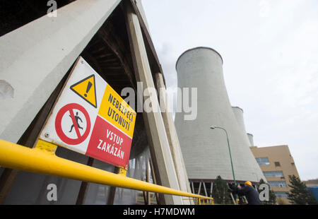 Chvaletice, Czech Republic. 05th Nov, 2016. Coal-fired power plant Elektrarna Chvaletice has open house, in Chvaletice, Czech Republic, November 5, 2016. Visitors were provided info on progress in modernisation of units 3 and 4 for around Kc3bn and were able to see technologies otherwise not presented to public. © Josef Vostarek/CTK Photo/Alamy Live News Stock Photo