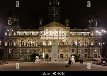 George Square and the city chambers with the cenotaph in Glasgow city center  centre locals and tourists at night Stock Photo