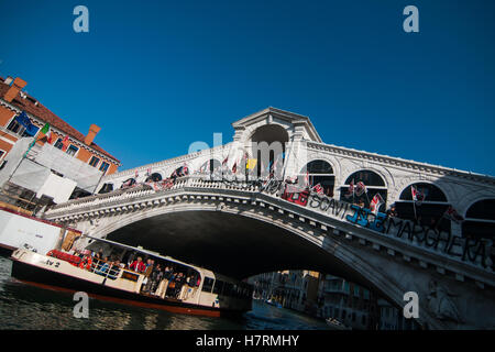 Venice, Italy. 07th November, 2016.  Protestors occupy the Rialto bridge in Venice, Italy. The Committee 'No Grandi Navi' makes today an event on Rialto Bridge to launch an appeal to the Minister of Infrastructure and Transport, Graziano Delrio, today in Venice, for the ouster of the big cruise ships from the lagoon of Venice. Credit:  Simone Padovani / Awakening / Alamy Live News Stock Photo