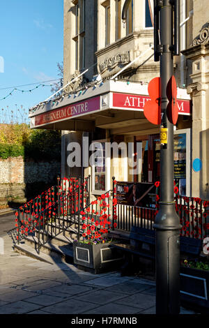 Warminster, Wiltshire, UK. 7th Nov 2016. Hand knitted poppies adorn the railings of the Athenaeum Centre in Warminster High Street, Wiltshire, to commemorate British and Commonwealth fallen soldiers Credit:  Andrew Harker/Alamy Live News Stock Photo