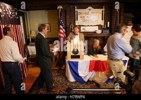 Dixville Notch, USA. 8th Nov, 2016. Voters cast ballot in the quadrennial U.S. presidential elections in Dixville Notch, New Hampshire, the United States, Nov. 8, 2016. Voters in the small New Hampshire town began to cast vote at midnight, kicking off the U.S. presidential elections. © Shi Xiaomeng/Xinhua/Alamy Live News Stock Photo