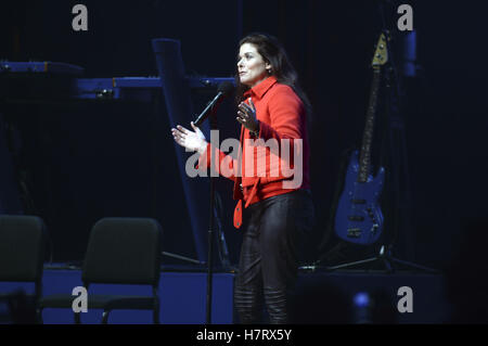 Philadelphia, Pennsylvania. 5th Nov, 2016. Debra Messing during the 'Get Out The Vote' concert in support of Hillary Clinton at Mann Center For Performing Arts on November 5, 2016 in Philadelphia, Pennsylvania. | Verwendung weltweit © dpa/Alamy Live News Stock Photo