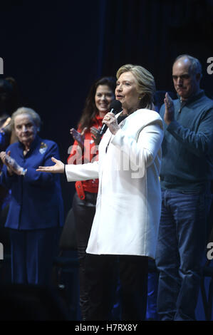Philadelphia, Pennsylvania. 5th Nov, 2016. Madeleine Albright, Debra Messing, Hillary Clinton and Bob Casey Jr. during the 'Get Out The Vote' concert in support of Hillary Clinton at Mann Center For Performing Arts on November 5, 2016 in Philadelphia, Pennsylvania. | Verwendung weltweit © dpa/Alamy Live News Stock Photo