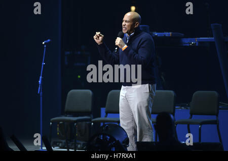 Philadelphia, Pennsylvania. 5th Nov, 2016. Cory Booker during the 'Get Out The Vote' concert in support of Hillary Clinton at Mann Center For Performing Arts on November 5, 2016 in Philadelphia, Pennsylvania. | Verwendung weltweit © dpa/Alamy Live News Stock Photo