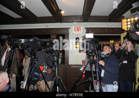 Dixville Notch, USA. 8th Nov, 2016. Journalists gather at a polling station in Dixville Notch, New Hampshire, the United States, Nov. 8, 2016. Voters in the small New Hampshire town began to cast vote at midnight, kicking off the U.S. presidential elections. © Gu Zhenqiu/Xinhua/Alamy Live News Stock Photo