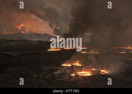 Qayyarah, Niniveh, Iraq. 8th Nov, 2016. 08/11/2016. Qayyarah, Iraq. Flames and smoke rise from a burning oil facility in the town of Qayyarah, Iraq. Oil wells in and around the town of Qayyarah, Iraq, we set alight in July 2016 by Islamic State extremists as the Iraqi military began an offensive to liberated the town.For two months the residents of the town have lived under an almost constant smoke cloud, the only respite coming when the wind changes. Credit:  ZUMA Press, Inc./Alamy Live News Stock Photo