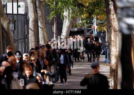 New York, United States. 08th Nov, 2016. Voters in the Chelsea neighborhood of Manhattan in New York City line up to vote on Election Day, November 8, 2016. Record numbers of voters are turning our for the historic United States Presidential election between Hilary Clinton and Donald Trump. Credit:  Adam Stoltman/Alamy Live News Stock Photo